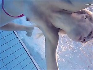 super-steamy Elena displays what she can do under water